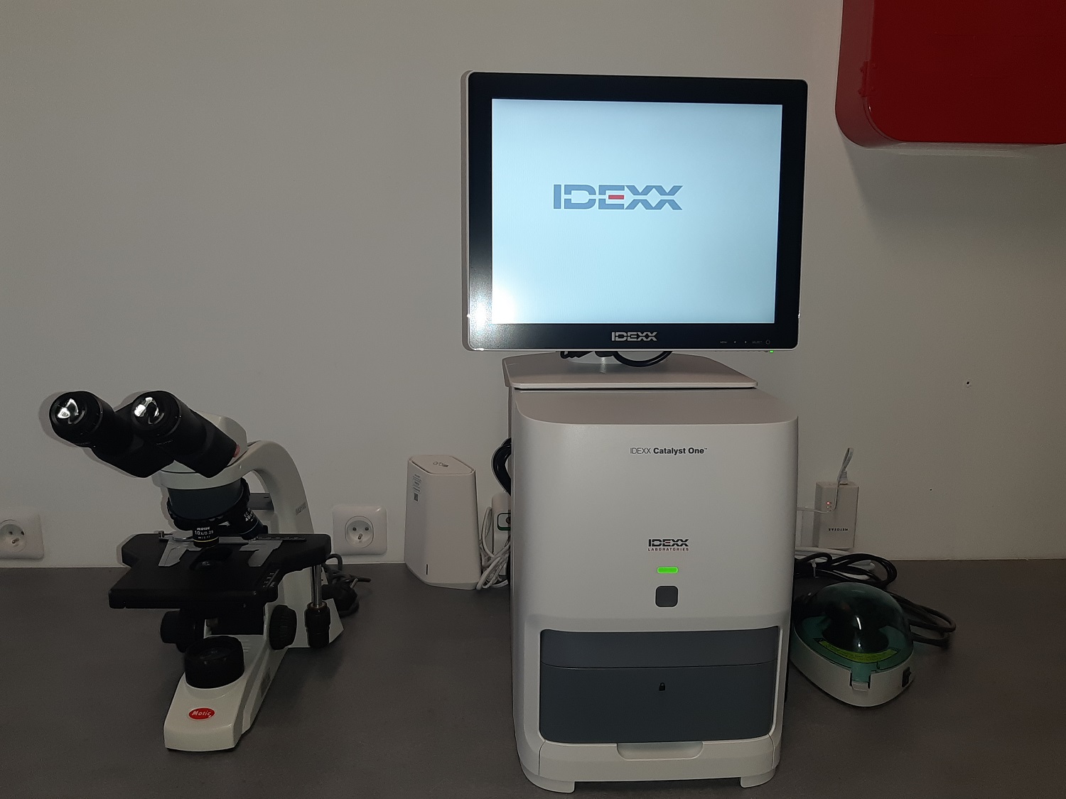 <h1>Laboratoire: analyseur sanguin, microscope, glucomètre. Le cabinet travaille avec un laboratoire vétérinaire pour les analyses plus spécifiques.</h1>